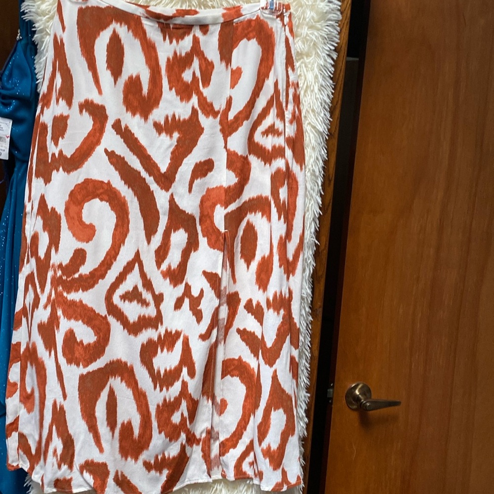 H&M Women’s White/ Brown Patterned Crepe Skirt. Size 6